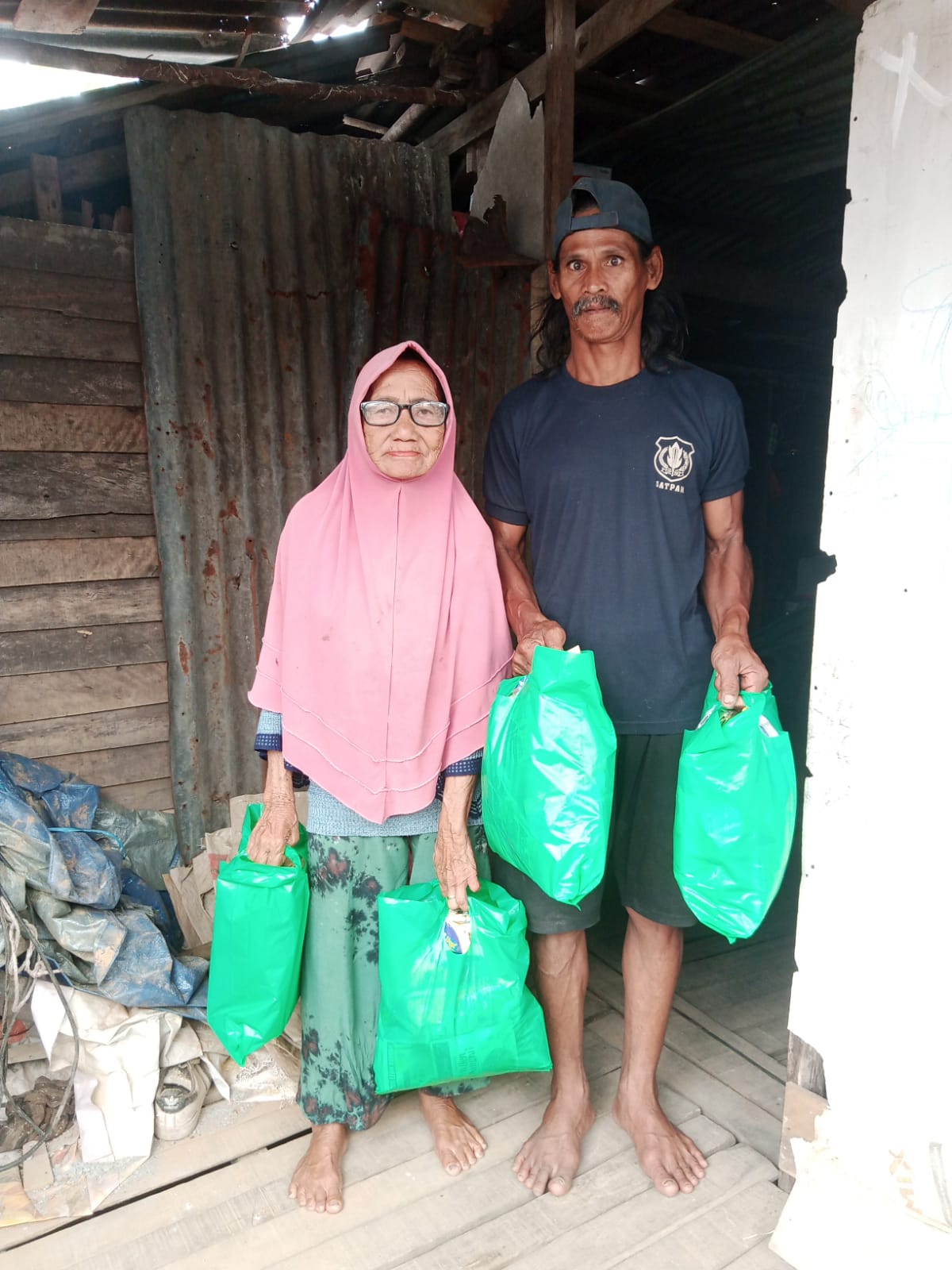 Bakti Sosial Kepada Masyarakat Kurang Mampu